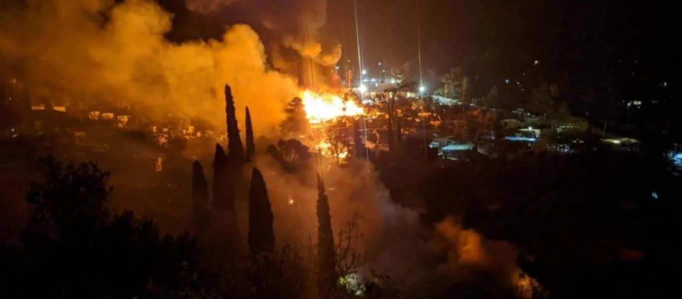 «Πυρκαγιά και εκρήξεις» στον υπαίθριο καταυλισμό του hotspot της Σάμου